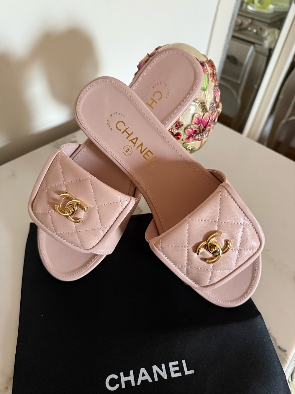 CHANEL Pink Quilted Leather Slide Sandals with Gold CC. NWOB. - Picture 4 of 5